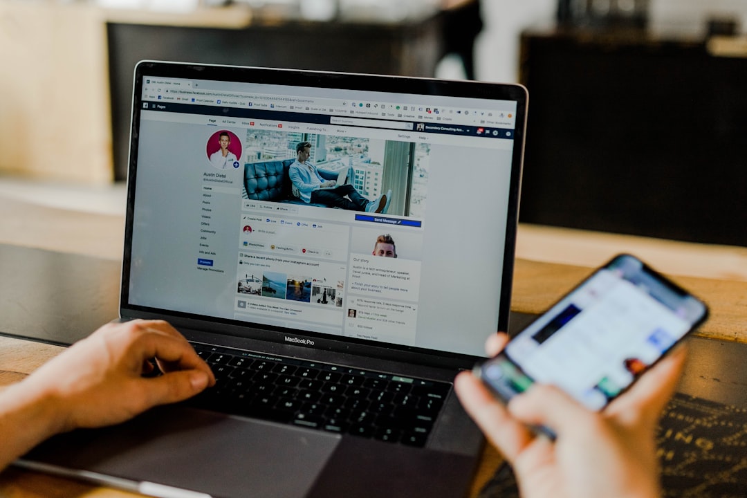 Facebook page d’un réseau social pour entrepreneurs, sur desktop et mobile.